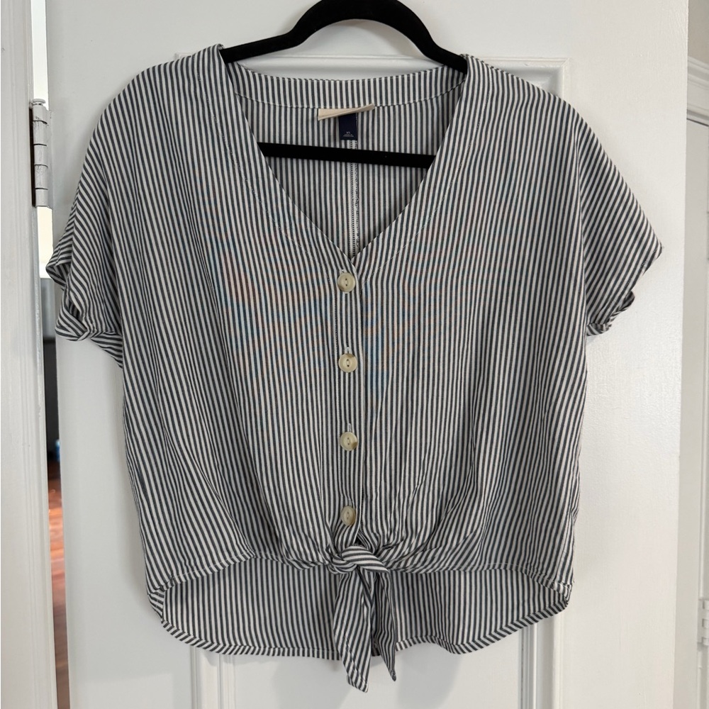 Universal Thread Black and White Striped Button-Down Top